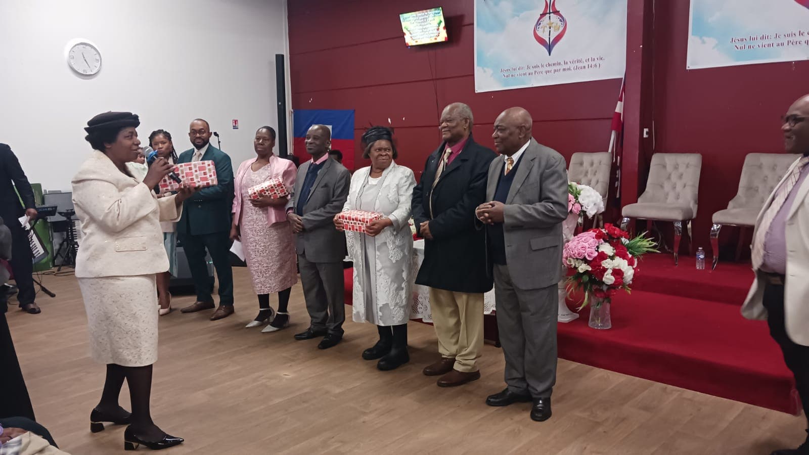 Remise de présents lors d'un temps communautaire